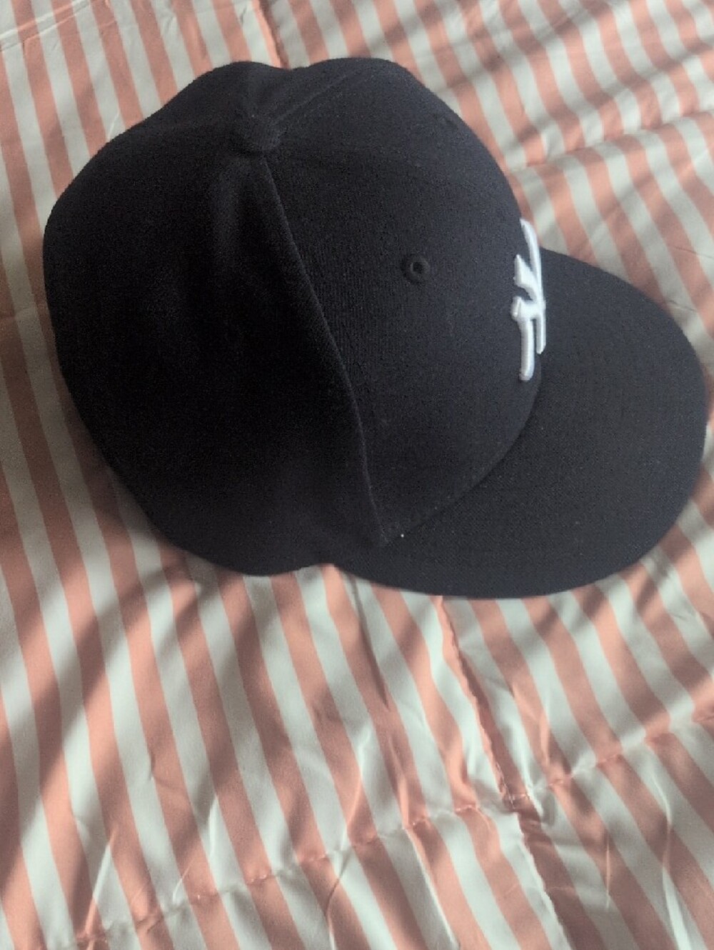 New Era New York Yankees Black and White Fitted Cap - Picture 3 of 5